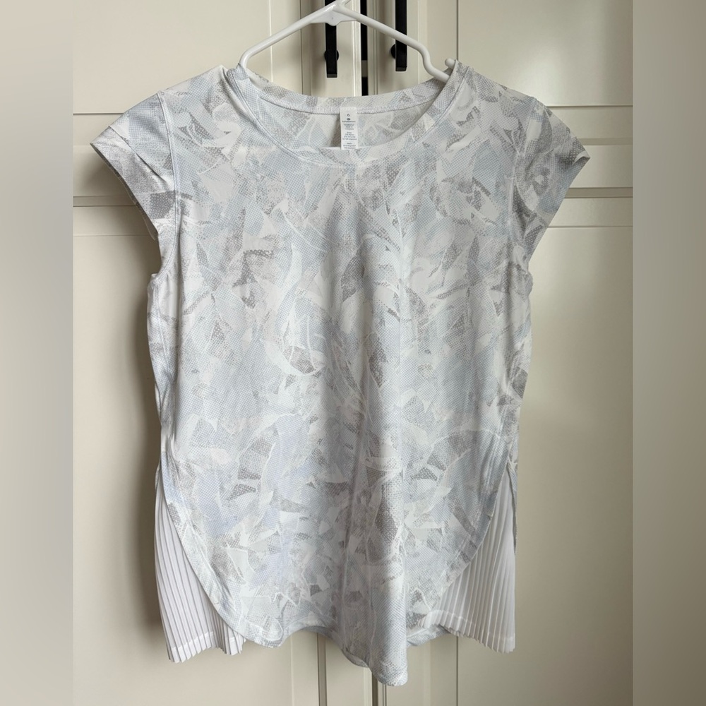 Excellent Like New Condition Lululemon Short Sleeve Printed Top with Pleats Sz 6